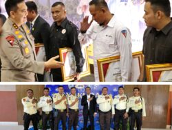 Kapolda Riau Memberikan Penghargaan Kepada Satpam PT FBI Dalam Rangka Syukuran HUT Satpam Ke 44