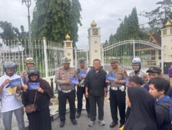 Sembari Olahraga Pagi Dirlantas Polda Riau Sapa Pengunjung CFD Pekanbaru & Bagikan Helm SNI