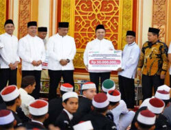 Gubernur Riau Salurkan Bantuan untuk Warga Rokan Hulu dalam Safari Ramadan