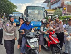 DITLANTAS POLDA RIAU BERBAGI TAKJIL DAN AJAK MASYARAKAT TERTIB BERLALU LINTAS