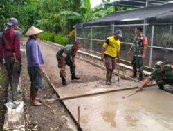 Membangun Desa Bersama Warga, Babinsa Bantu Pengecoran Jalan