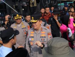 Kapolda Riau Tinjau Penanganan Banjir di Rumbai, Salurkan Bantuan dan Gelar Trauma Healing