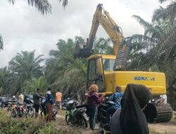 Ratusan Warga Desa Pantai Raja Kecamatan Perhentian Raja Kompak Usir Berat Milik Hanafi Cs