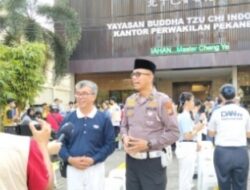 Yayasan Buddha Tzu Chi Indonesia dan Polsek Sukajadi Berbagi Takjil untuk Masyarakat
