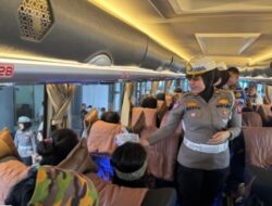 Ditlantas Polda Riau dan Tim Takjil Bagikan 200 Paket Berbuka untuk Pemudik dan Driver Bus