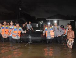 Polda Riau Kerahkan Semua Kekuatan Bantu Korban Banjir