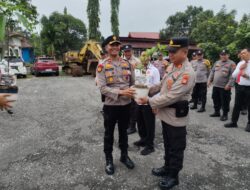Kado Unik.., Kapolsek Siak Hulu Kompol Pauzi, S.H, M.H Beri Hadiah Bibit Pohon Kepada Anggota Personel Yang Berulang Tahun