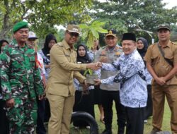 Wakil Bupati Jhonny Charles Dukung Program Green Policing di SMPN 6 Tanah Putih