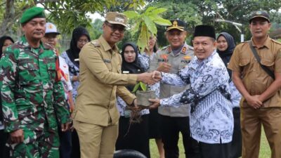 Wakil Bupati Jhonny Charles Dukung Program Green Policing di SMPN 6 Tanah Putih