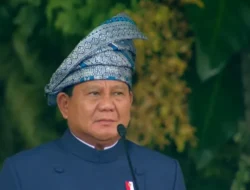 Pakai Tanjak Biru, Prabowo Pimpin Upacara Penurunan Bendera di Istana