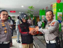 Dirlantas Polda Riau Bersama Tim Pembina Samsat Bagikan Helm dan Bibit Pohon kepada Wajib Pajak