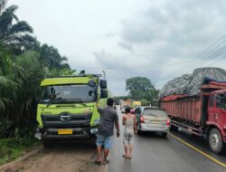 Gerak Cepat Tim Raicet Polres Pelalawan Atasi Kemacetan Akibat Laka Lantas di Jalintim KM 107