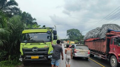 Gerak Cepat Tim Raicet Polres Pelalawan Atasi Kemacetan Akibat Laka Lantas di Jalintim KM 107