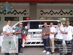 Penyerahan Mobil Ambulans, Hibahan dari Pemkot Bekasi untuk RW 04 Jatirasa