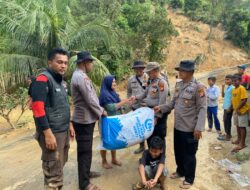 “‘Duka’ Sumbar, ‘Duka’ Polres Kampar, Bantuan Sembako ‘Diserahkan’ di Lubuk Alung, Kapolres: ‘Semoga Pulih Kembali!'”