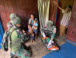 Cegah Penyakit Kulit Satgas Yonif 521/DY Layani Kesehatan di Tengah Krisis Air Bersih datangi Rumah ke Rumah di Distrik Apalapsili