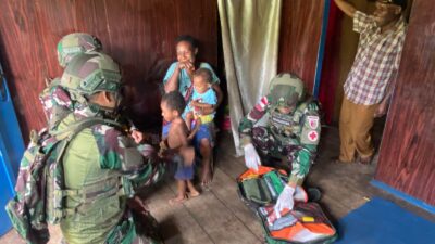 Cegah Penyakit Kulit Satgas Yonif 521/DY Layani Kesehatan di Tengah Krisis Air Bersih datangi Rumah ke Rumah di Distrik Apalapsili