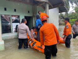 Banjir’ Melanda Kuok, Kapolsek Bangkinang Barat ‘Gerak Cepat’, ‘Bantu’ Warga Terdampak, ‘Kehadiran Polri’ Dirasakan!