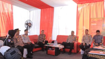 “Awali Tahun dengan Sentuhan Pimpinan, Kapolres Kampar Cek Kesiapan Pos Pam Tapung, Beri Bingkisan, Kapolres: Tetap Semangat, Masyarakat Terlayani’!”