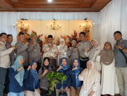 Kapolsek Kampar Beri Kado Pernikahan ‘Bibit Mangga’, Pengantin Terharu!”