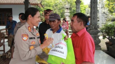 Kapolres Jembrana Salurkan Bantuan Sosial sebagai Wujud Kepedulian Polri saat Minggu Kasih di Manistutu