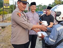 Polsek Kampar dan Bhayangkari Gelar Aksi Berbagi Takjil di Jalan Raya, Bangun Kehangatan Ramadhan dan Sinergi Bersama Masyarakat
