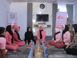 Sentuhan Hangat Bhayangkari untuk Keluarga Alm. Aiptu Apendra: Kunjungan dan Pemberian Tali Asih di Rumah Duka