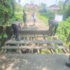 Personil Polda Riau dan Polres Kampar Semangat Selesaikan 3 Jembatan di Kuok, Progres Tertinggi Capai 70%