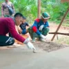 Antusias Anak-anak Melihat Anggota Satgas TMMD Bekerja di Desa Mereka