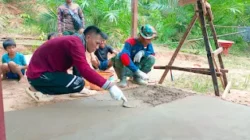 Antusias Anak-anak Melihat Anggota Satgas TMMD Bekerja di Desa Mereka
