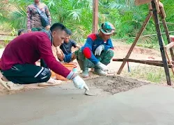 Antusias Anak-anak Melihat Anggota Satgas TMMD Bekerja di Desa Mereka