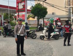 Ditlantas Polda Riau dan Satlantas Polresta Pekanbaru Lakukan Pengamanan di SPBU dan Titik Rawan Kepadatan