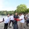 Dukung Indonesia ASRI, Wamendagri Bima Arya Bersama ASN dan Praja IPDN NTB Gelar Gerakan Bersih Pantai