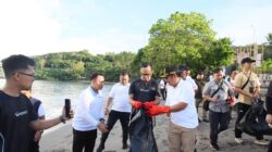 Dukung Indonesia ASRI, Wamendagri Bima Arya Bersama ASN dan Praja IPDN NTB Gelar Gerakan Bersih Pantai