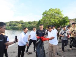 Dukung Indonesia ASRI, Wamendagri Bima Arya Bersama ASN dan Praja IPDN NTB Gelar Gerakan Bersih Pantai