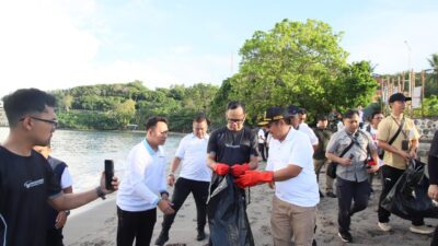 Dukung Indonesia ASRI, Wamendagri Bima Arya Bersama ASN dan Praja IPDN NTB Gelar Gerakan Bersih Pantai